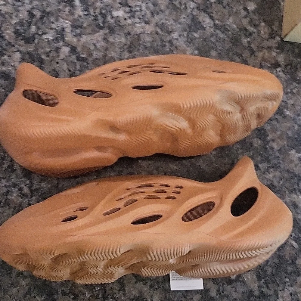 Yeezy Foam RNR - Picture 4 of 9